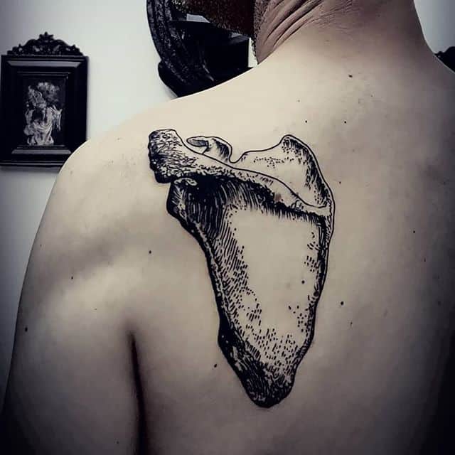 Тату окаменелая кость