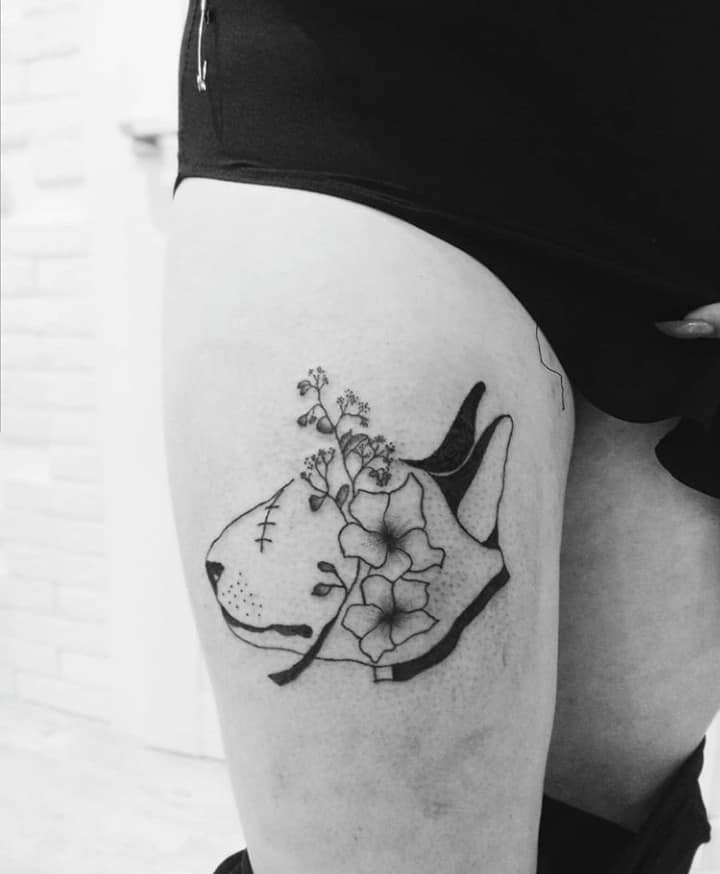 тату бультерьер с цветком