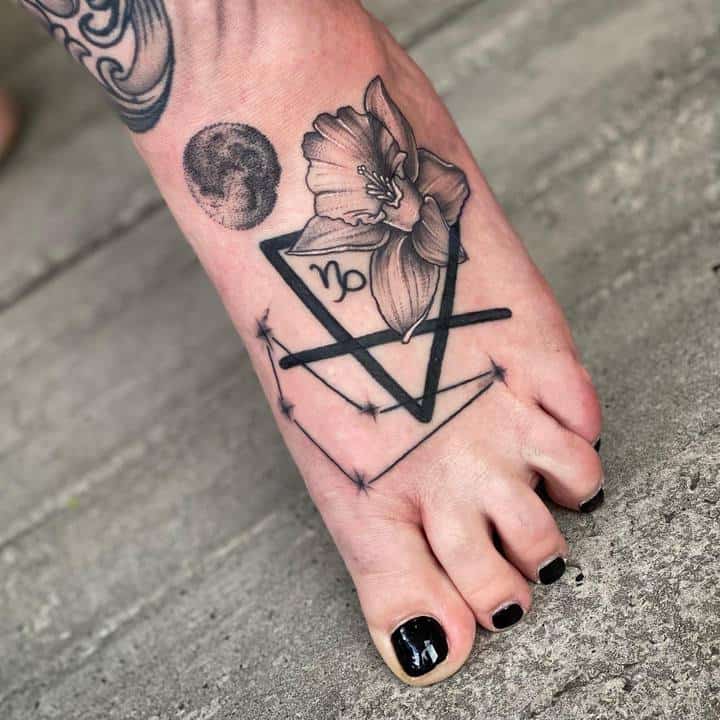 тату козерог на ступне