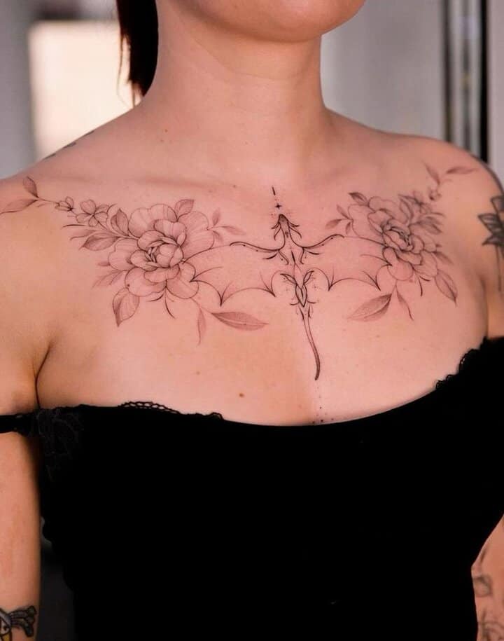 жіноче тату на грудях