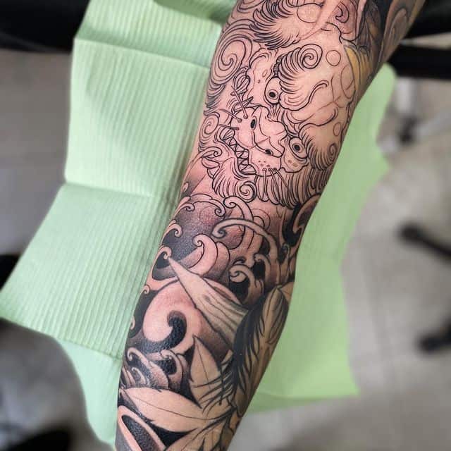 собака фу тату на руке