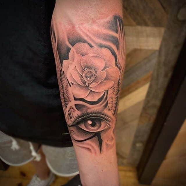 глаз тату с цветами