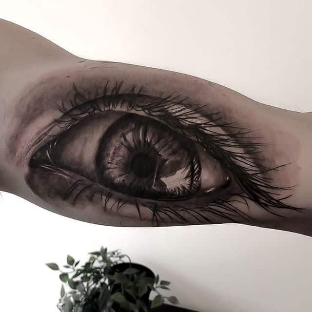глаз тату на бицепсе