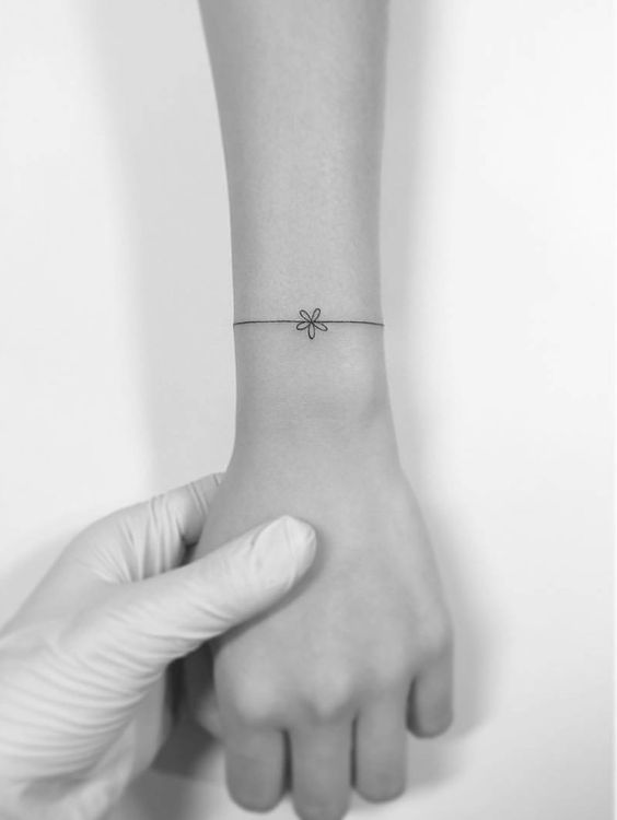 тату черная нитка н запястье