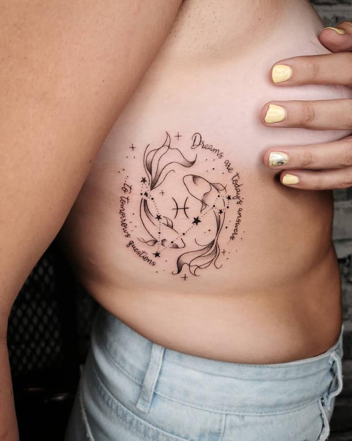 тату рыбы на ребрах