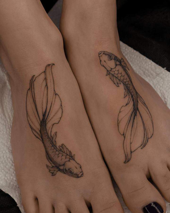 тату рыбки на ступне