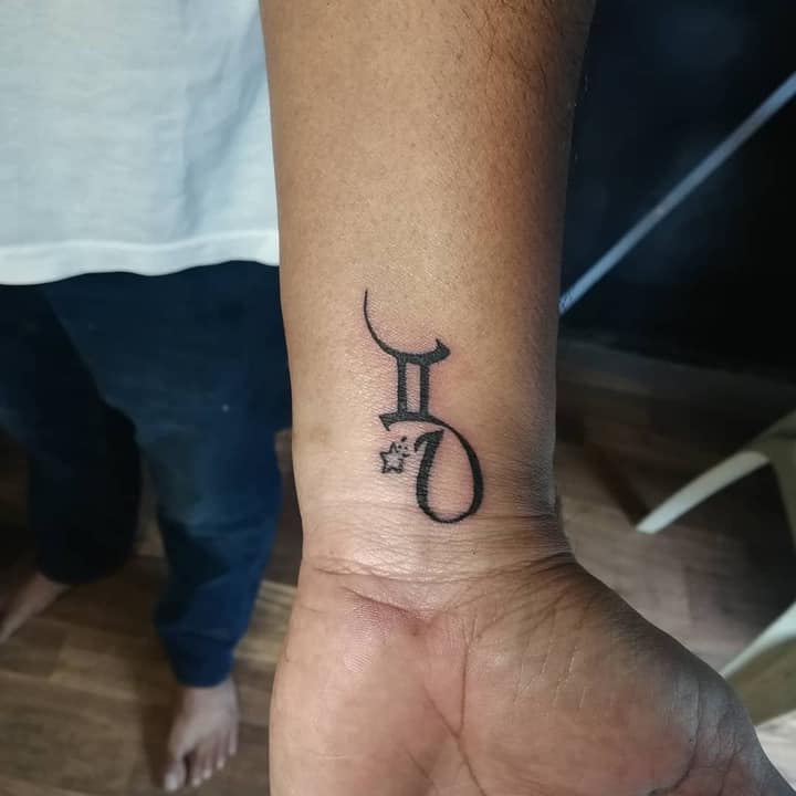 тату близнецы на запястье