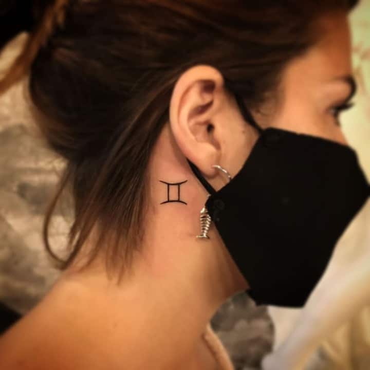 тату близнецы на шее