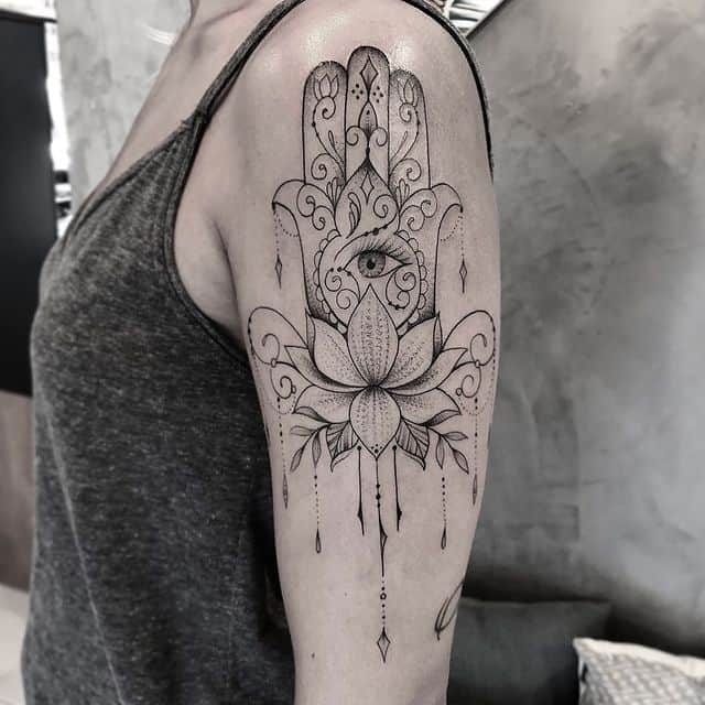 тату хамса на плече