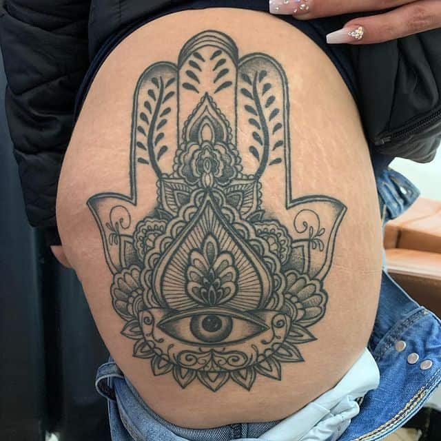 тату хамса на бедре