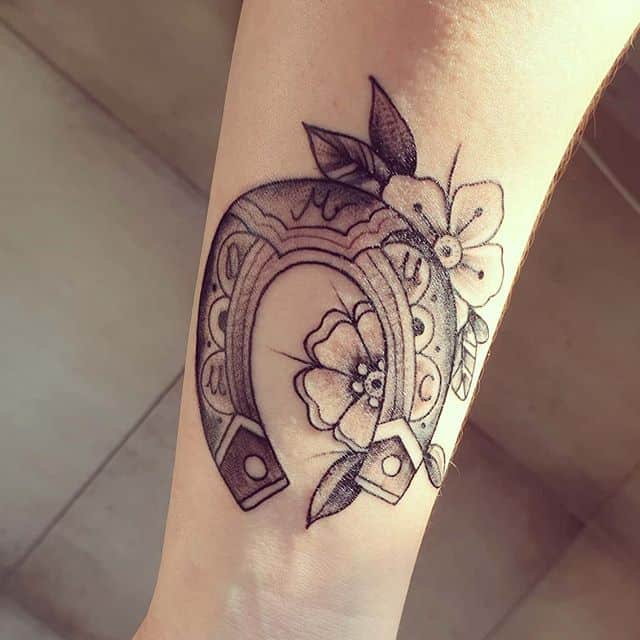 тату подкова и цветок