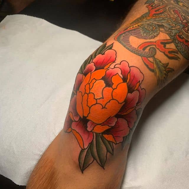 тату на коленях цветок