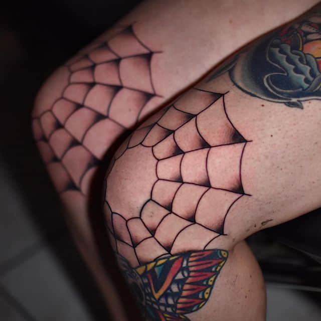 тату на коленях паутина