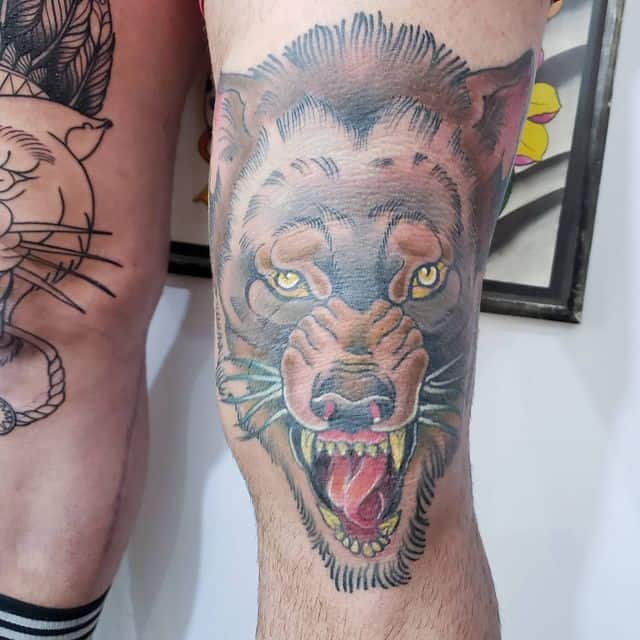 тату на коленях волк