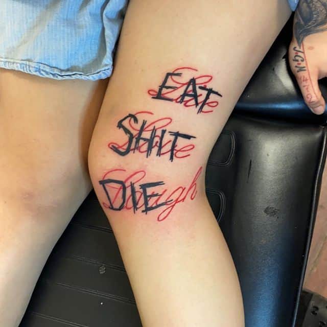 тату на коленях надпись