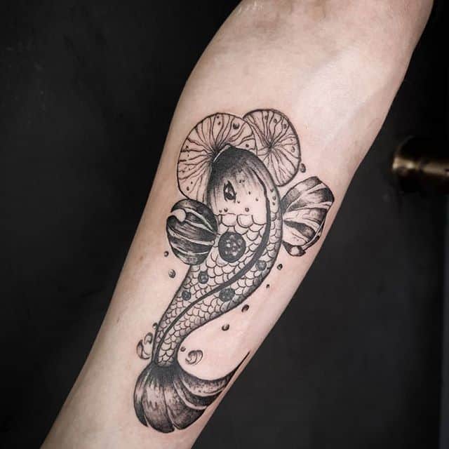 Карп кои татуировка чб