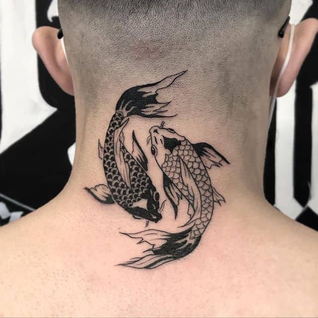 Тату два карпа на шее