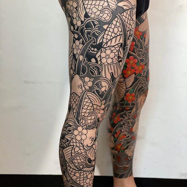 Тату с карпом кои на ногах