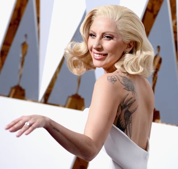 тату Гага плечо