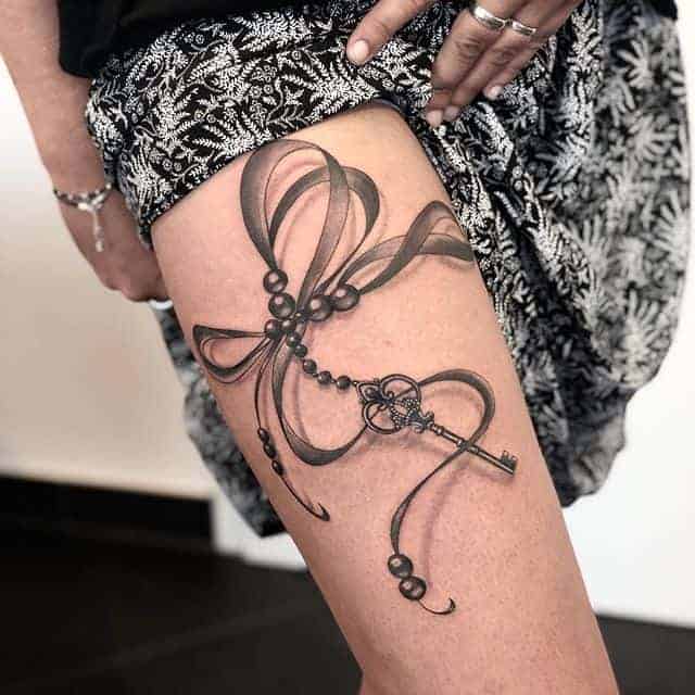 тату ключ на бедре