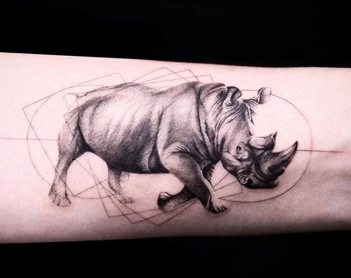 Носорог тату на руке