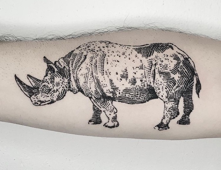 Носорог тату на руке