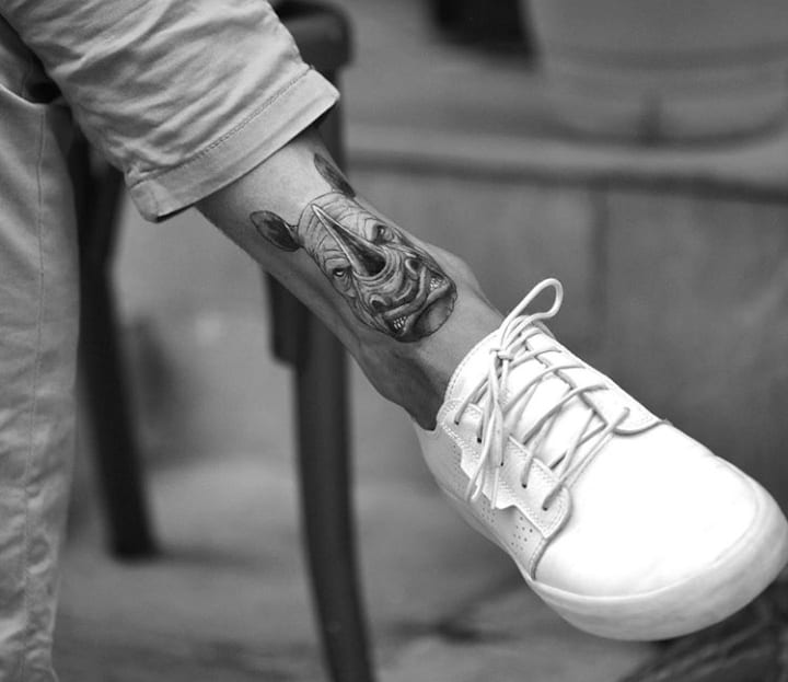 тату носорог на стопе