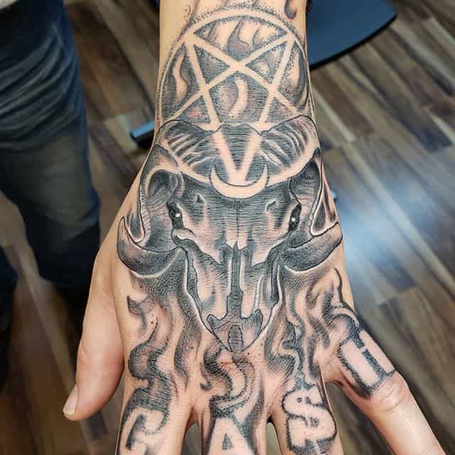 тату пентаграмма на ладони