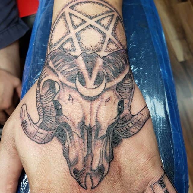 Тату пентаграмма на ладони