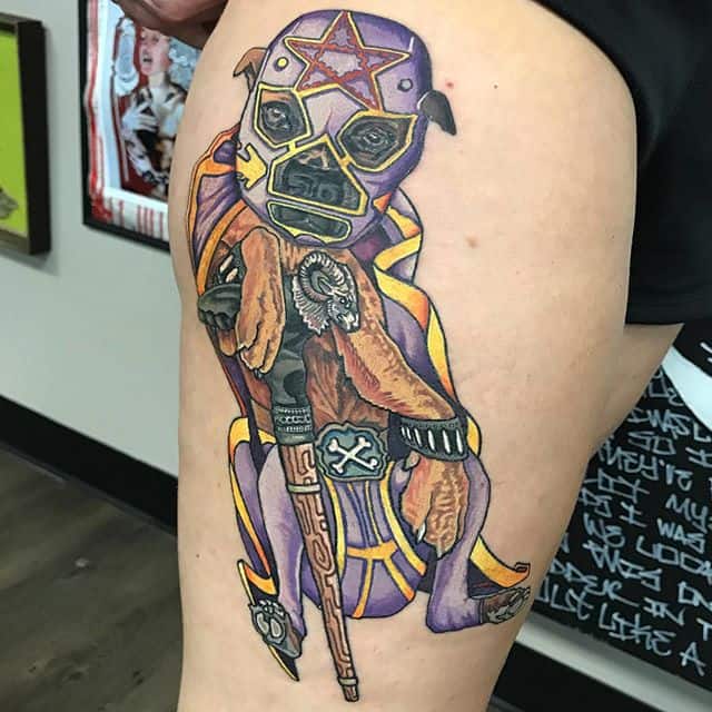 Тату пентаграмма на бедре