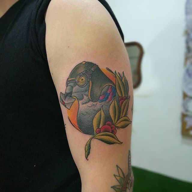 Тату голубя на плече