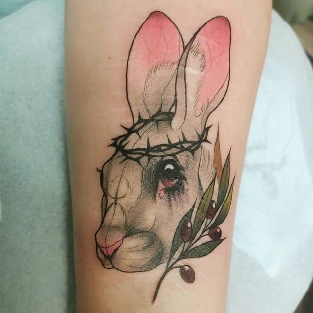 тату кролик и веточка