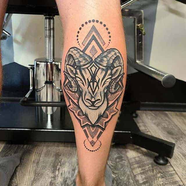 тату овен на икре