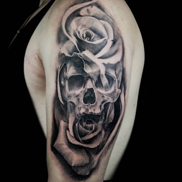 тату роза и череп