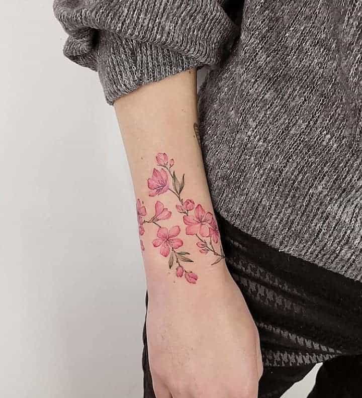тату сакура на руке