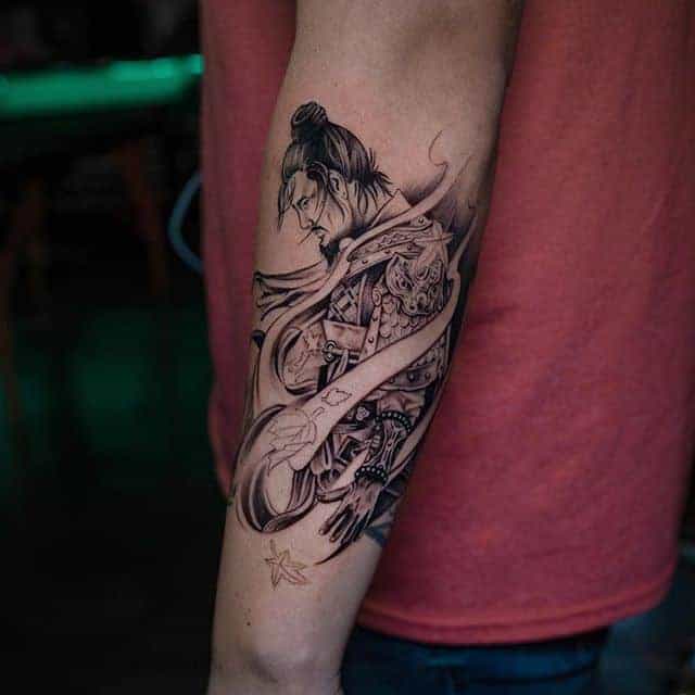 тату самурай на преплечье