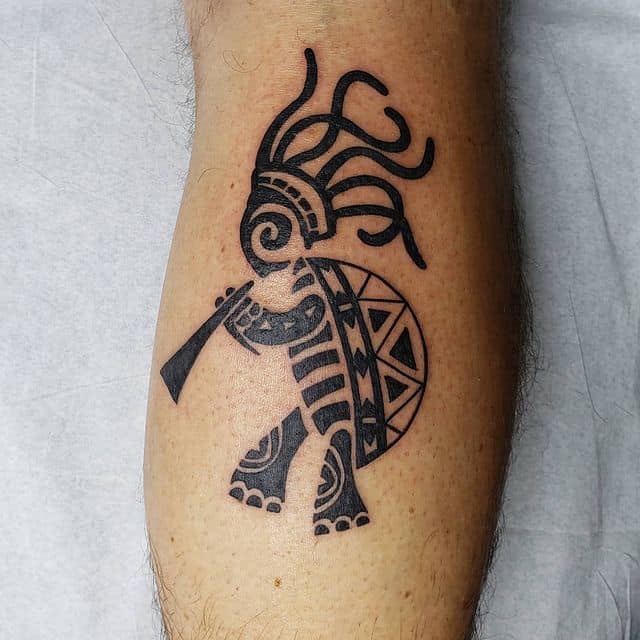 тату кокопелли на ноге