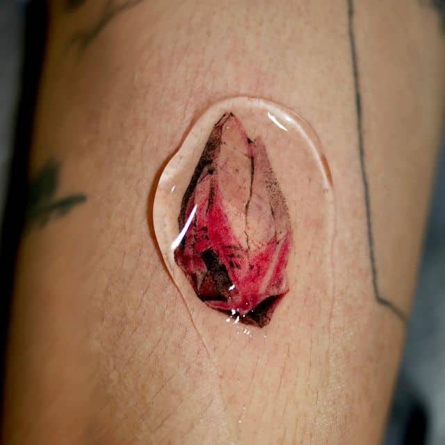 тату камень на руке