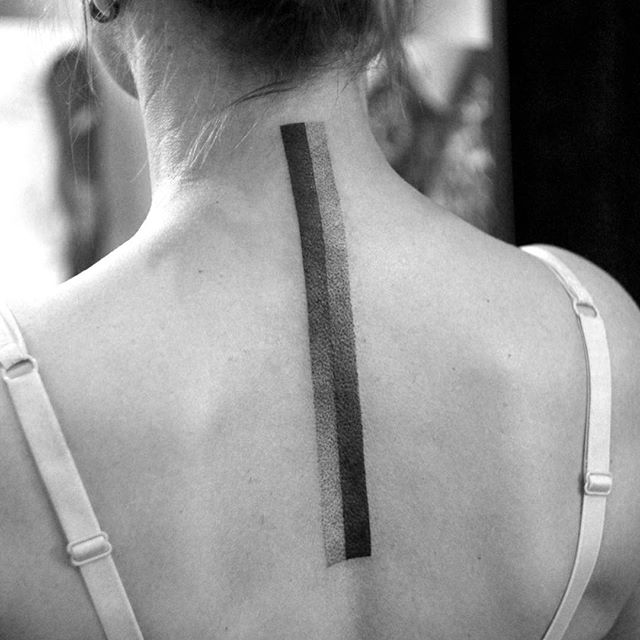 линия тату на спине