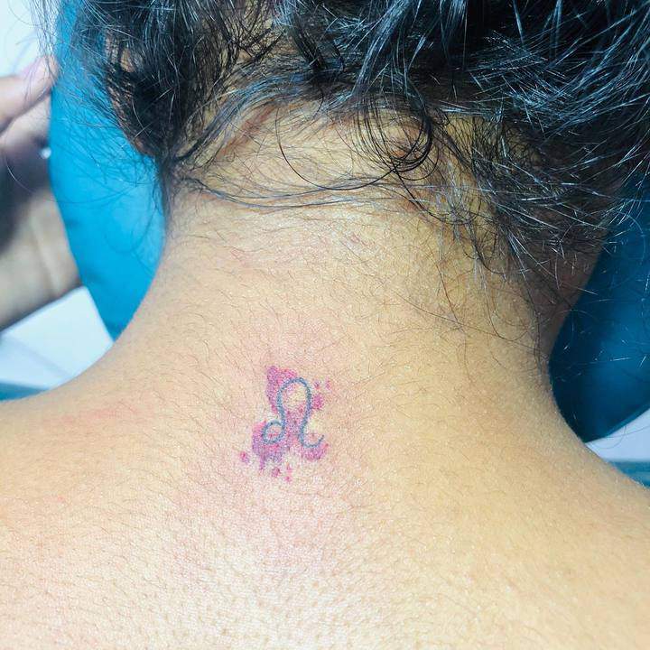 тату Лев на шее