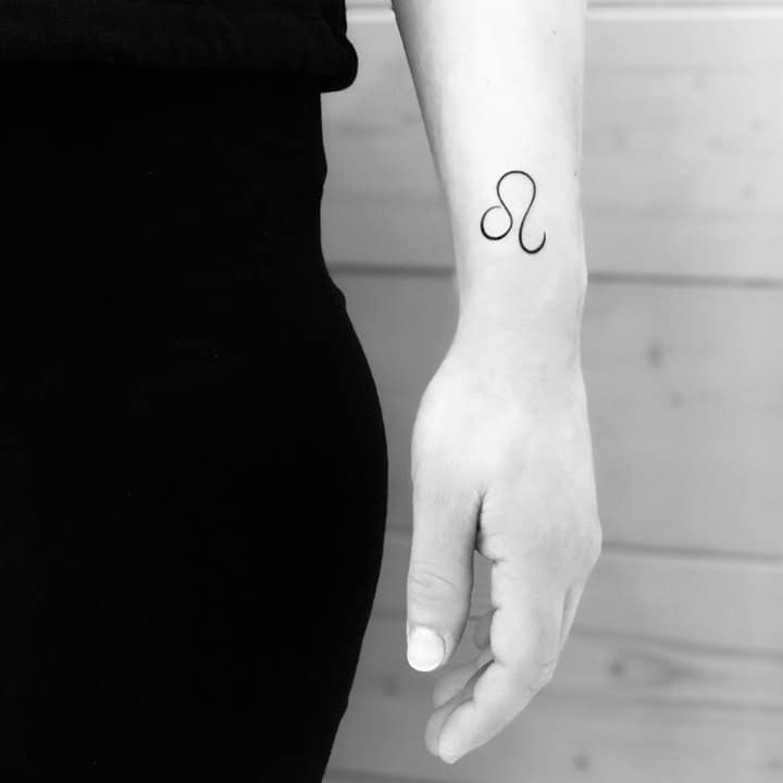 тату Лев на запястье