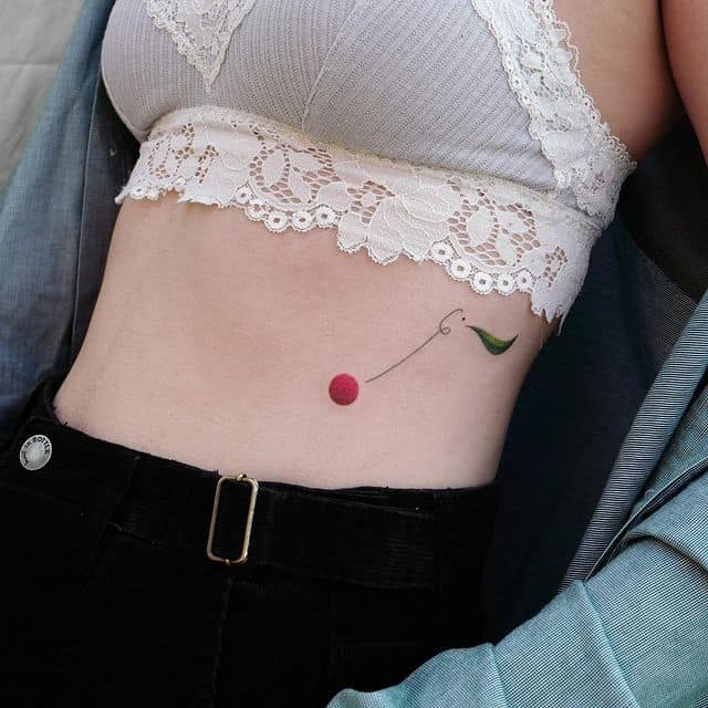 вишня тату на ребрах