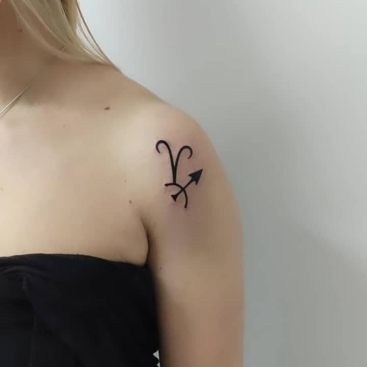 тату овен плечо