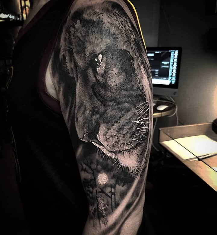 тату Лев реализм