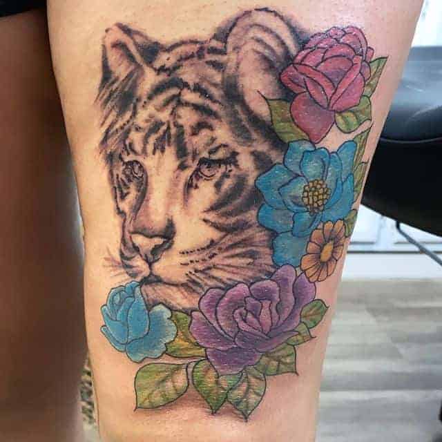 тату тигр в цветах