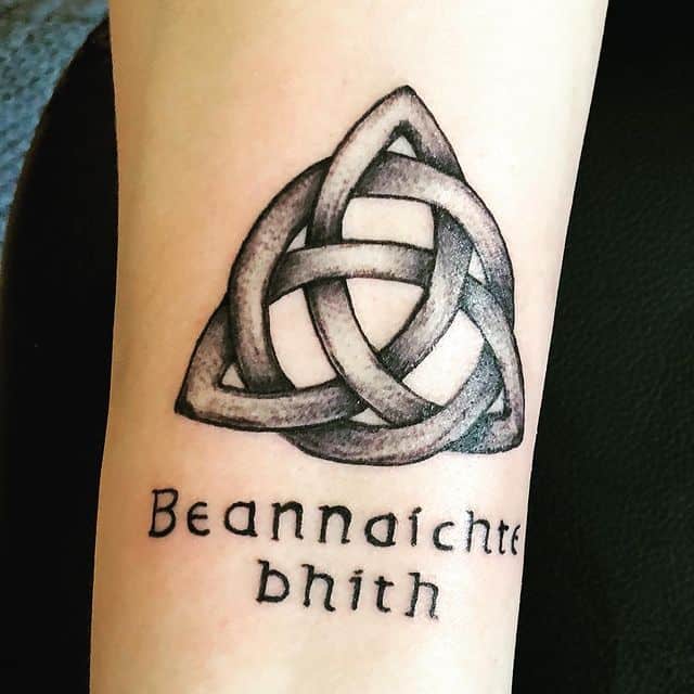 тату трикветр и надпись