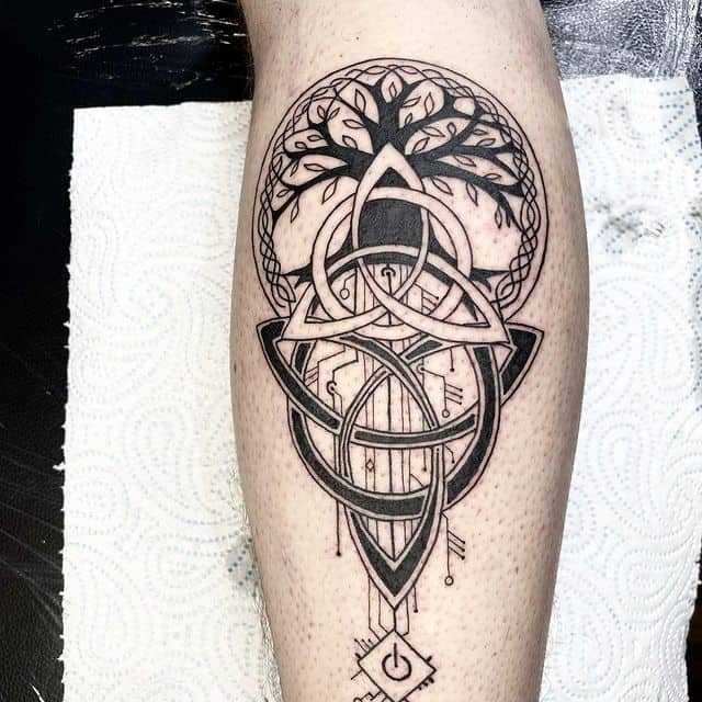 тату трикветр дерево