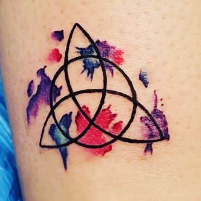 тату трикветр акварель