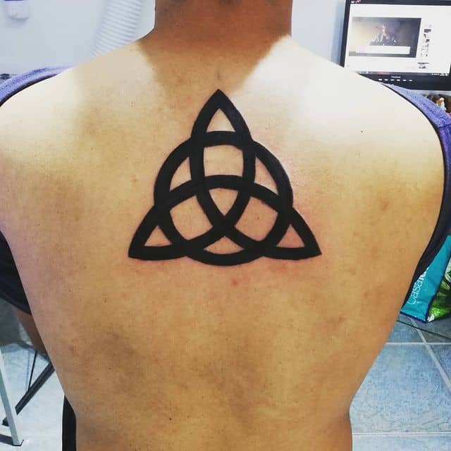 тату трикветр на спине