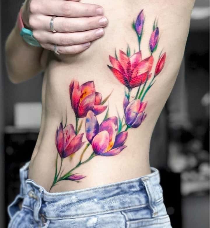 женское тату цветы на животе